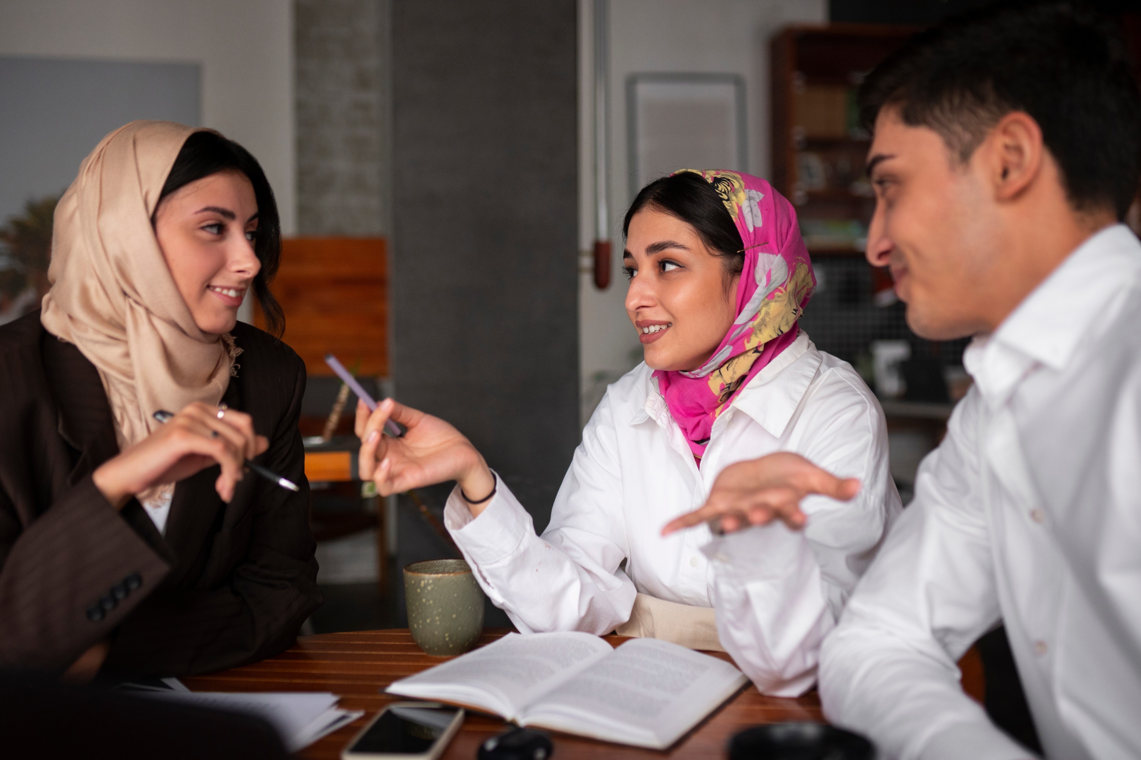 الذكاء العاطفي: ما هو وكيف تطوره لتنجح في العمل والحياة؟